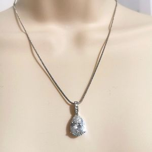 ❤️🐍Beautiful tear drop pendant